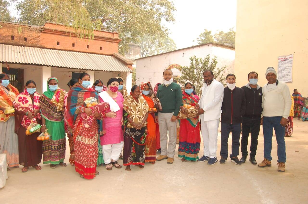 मम्मी जी ने दिखायी मानवता, गया सेंट्रल जेल में बंद महिला कैदियों और बच्चों के बीच बांटी स्वेटर और कंबल