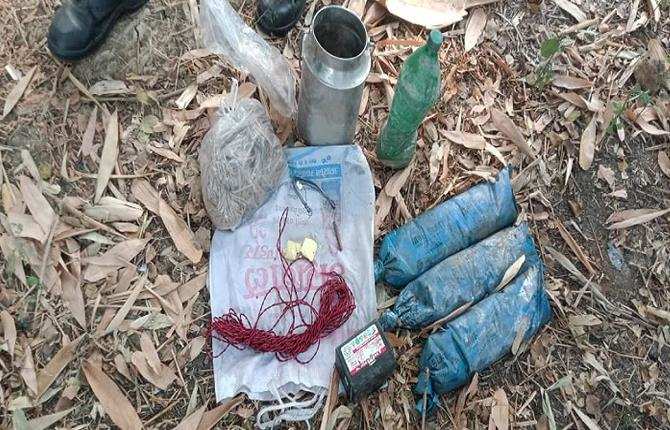 बिहार : नक्सलियों के मंसूबे पर फिरा पानी, 11 किलो विस्फोटक, डेटोनेटर और केन बम बरामद