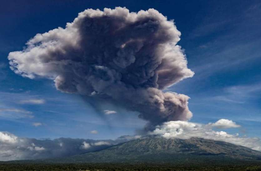 इंडोनेशिया के माउंट सिनबंग ज्‍वालामुखी में हुआ विस्‍फोट