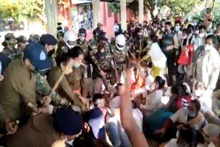 भोपाल में प्रदर्शन कर रहे कोरोना स्वास्थ्य कर्मचारियों पर पुलिस ने जमकर भांजी लाठियां