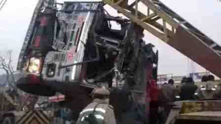 उत्तर प्रदेश के कौशांबी में सड़क किनारे खड़ी स्कॉर्पियो पर पलटा ट्रक, 8 की मौत