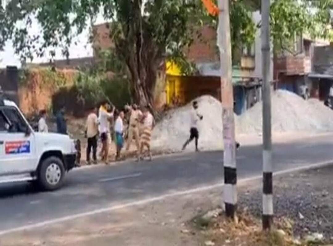 बिहार के आरा जिले में स्थिति का जायजा लेने गई पुलिस पर ग्रामीणों ने बरसाई लाठी