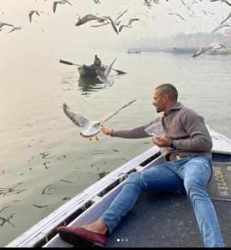 वाराणसी में शिखर धवन का पक्षियों को दाना खिलाना दो नाविकों को पड़ा महंगा, नाव चलाने पर बैन