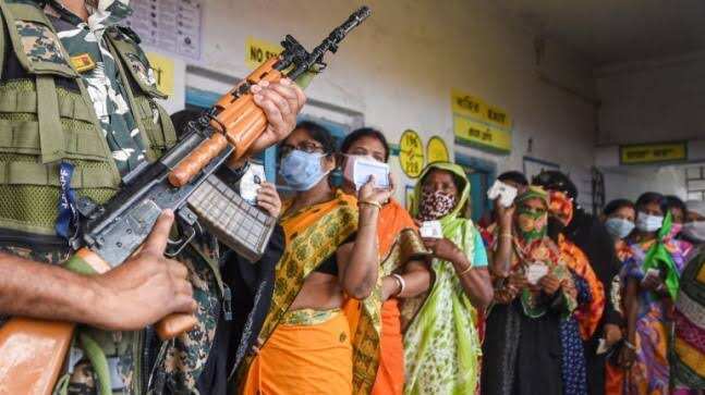 कोरोना काल के बीच बंगाल में 6वें चरण की वोटिंग जारी