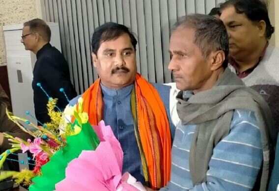 पदभार ग्रहण करने पहुंचे भूतत्व मंत्री जनक राम, स्वागत करने नहीं पहुंचे कोई अधिकारी, चपरासी से लिया बुके