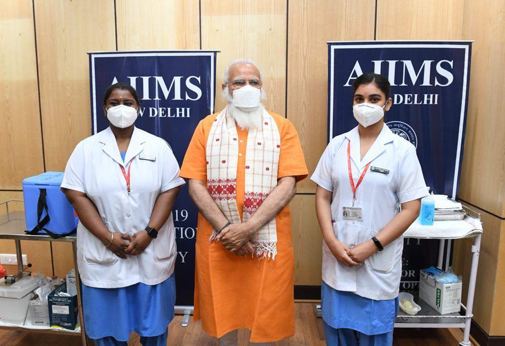 पीएम मोदी ने दिल्ली एम्स में ली कोरोना वैक्सीन की दूसरी डोज