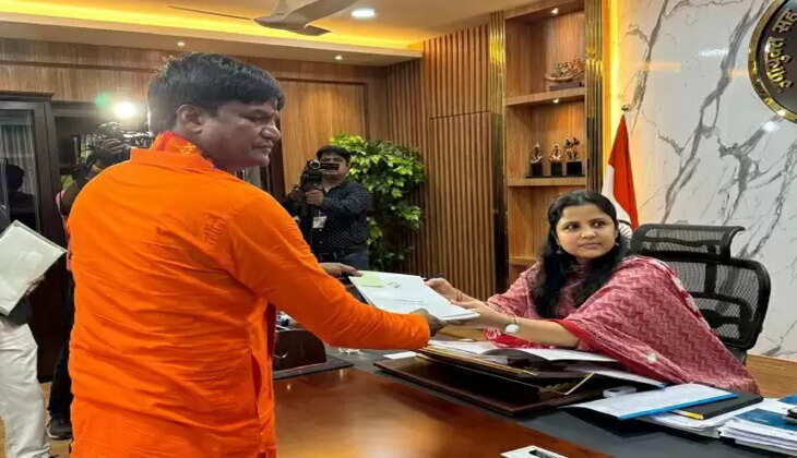  बाघमारा विधायक ढुल्लू महतो ने नामांकन पर्चा दाखिल किया 