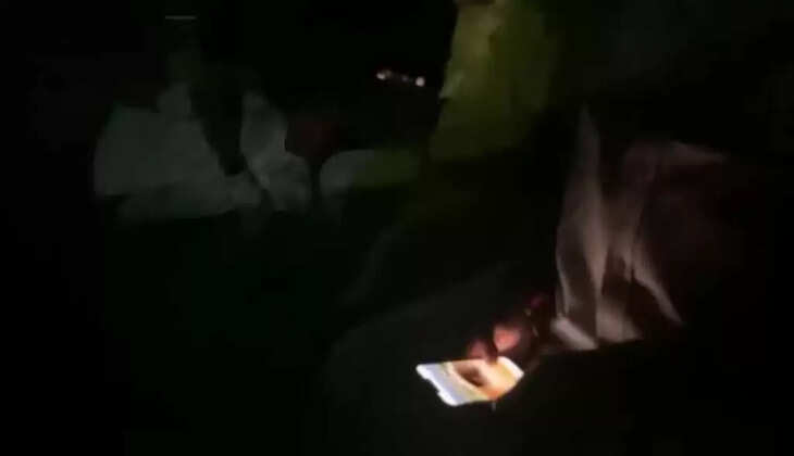 सदन के अंदर अंधेरे में धरने पर बैठे विपक्षी विधायक, सरकार पर लगाया वादाखिलाफी का आरोप