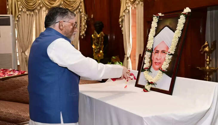 राज्यपाल ने पूर्व राष्ट्रपति डॉ. एस राधाकृष्णन को श्रद्धांजलि अर्पित की 