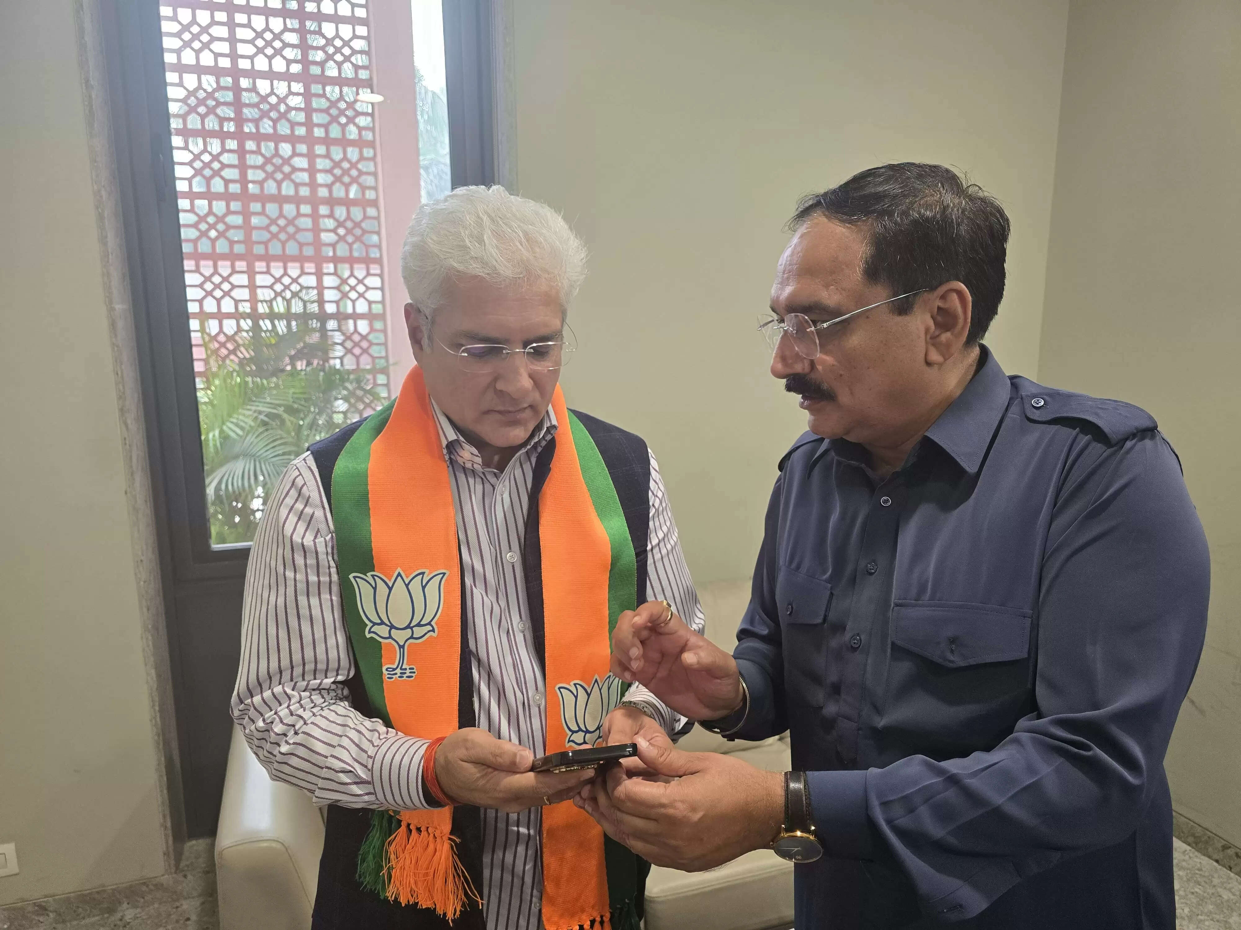 प्रेस कॉन्फ्रेंस पश्चात दिल्ली भाजपा अध्यक्ष वीरेन्द्र सचदेवा ने कैलाश गहलोत को नमो एप्प डाऊनलोड करवा कर पार्टी की नियमित गतिविधियों से जोड़ा।