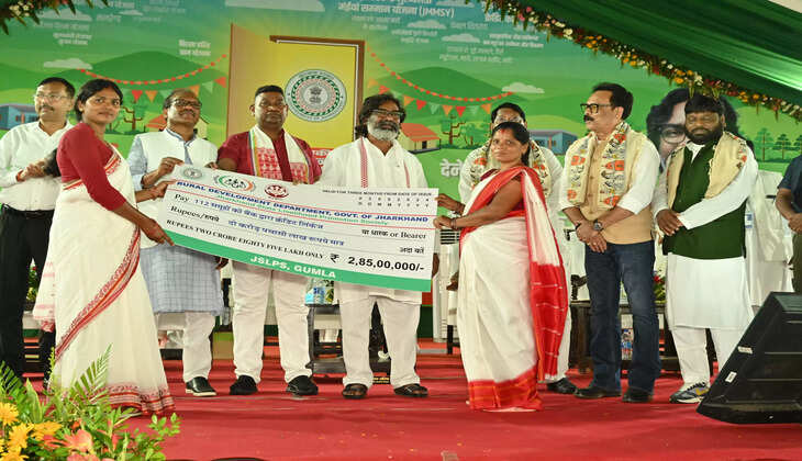 गुमला : मुख्यमंत्री हेमंत सोरेन ने 'आपकी योजना आपकी सरकार आपके द्वार' कार्यक्रम में लाभुकों के बीच परिसंपत्तियों का वितरण किया 