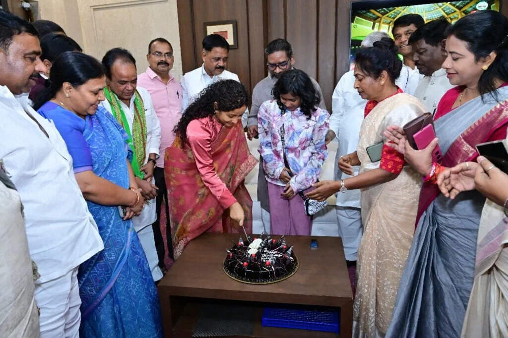 विधायक कल्पना सोरेन ने मुख्यमंत्री हेमंत सोरेन और विधायकों संग मनाया अपना जन्मदिन 