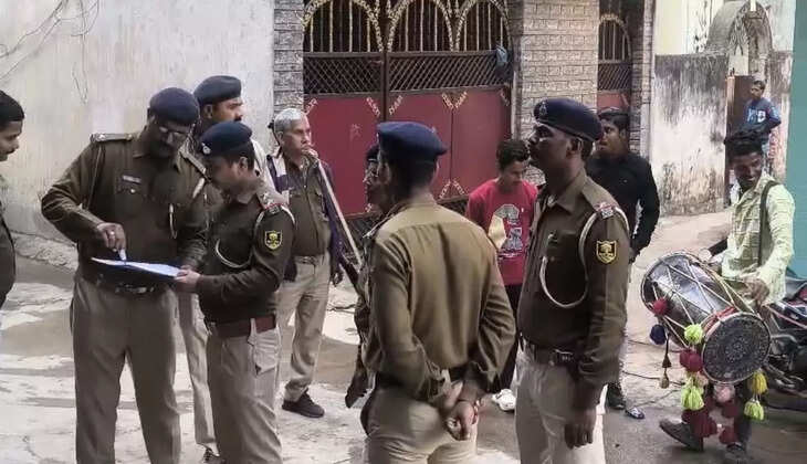 डोल-नगाड़े की धुन पर पुलिस की दस्तक-फरार आरोपी के घर पहुंचा हाई कोर्ट का बुलावा, जानिए क्या है मामला…