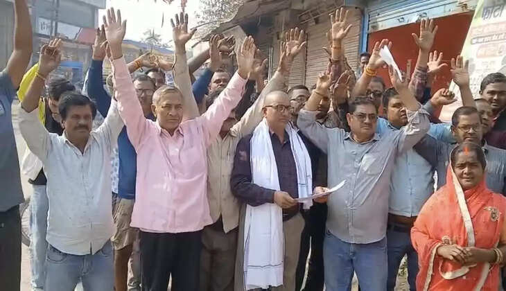 West Champaran News: बेतिया पावर हाउस के पास दर्जनों दुकानें तोड़ने की तैयारी, प्रशासन ने नोटिस जारी किया; दुकानदारों ने वैकल्पिक व्यवस्था की मांग उठाई