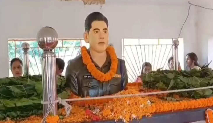 कोडरमा : शहीद संतोष पासवान की प्रतिमा का अनावरण, आईटीबीटी के अधिकारी हुए शामिल