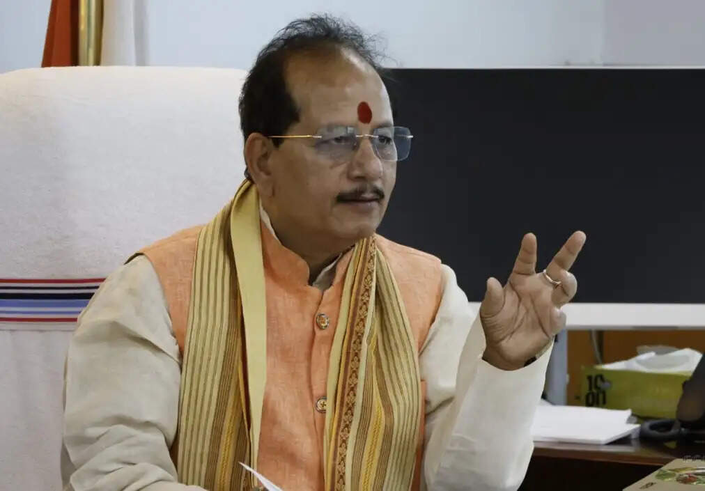 कृषि मंत्री विजय सिन्हा का ऑडियो वायरल करने वाला ड्रग इंस्पेक्टर सस्पेंड, दवा जब्ती मामले में सरकार की बड़ी कार्रवाई