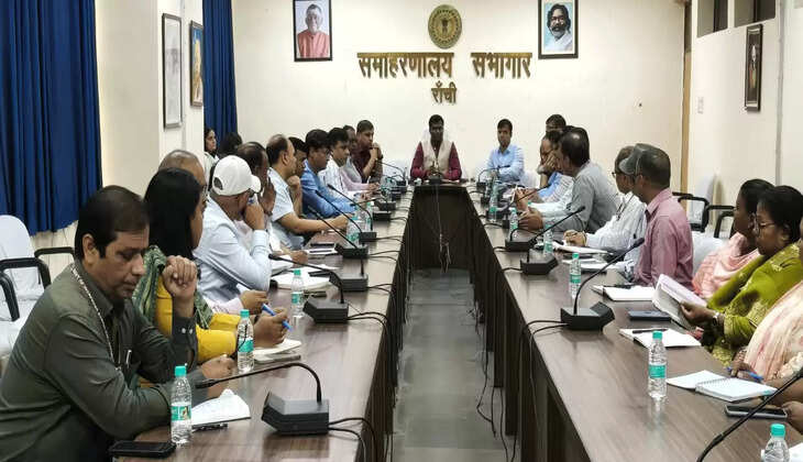 जिलास्तरीय समीक्षा बैठक में उपायुक्त मंजूनाथ भजंत्री ने दिए विकास योजनाओं में तेजी लाने के निर्देश
