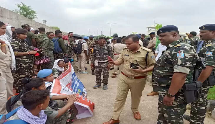 विधानसभा परिसर में धरने पर बैठे सहायक पुलिसकर्मी, सुरक्षा घेरे पर उठ रहे सवाल 