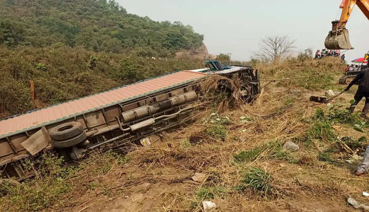 टाटानगर-चांडिल रेलखंड पर बड़ा हादसा टला, अनियंत्रित ट्रक खाई में पलटा