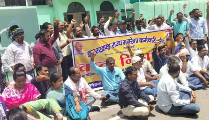  'वादा निभाओ, स्थाई करो' के तहत झारखंड मुक्ति मोर्चा कार्यालय का घेराव