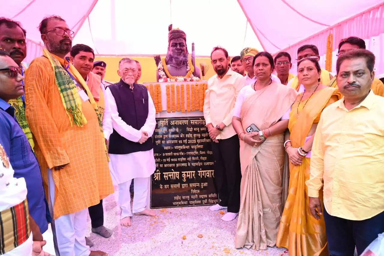 राज्यपाल संतोष गंगवार ने किया वीर शहीद चानकु महतो की प्रतिमा का अनावरण