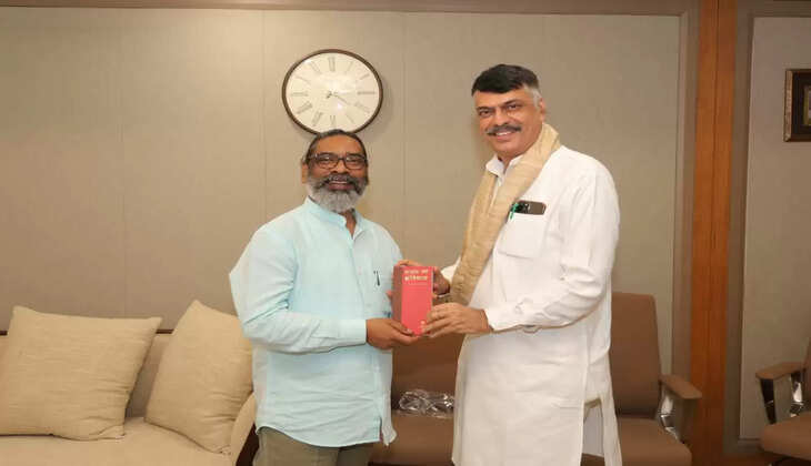 राजेश ठाकुर ने मुख्यमंत्री हेमंत सोरेन को सौंपी संविधान की प्रति, 'संविधान बचाओ' अभियान पर हुई चर्चा