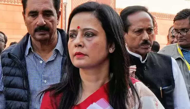 महुआ मोइत्रा के आवास पर CBI का छापा, कैश फॉर क्वेरी मामले में गयी थी सांसदी 