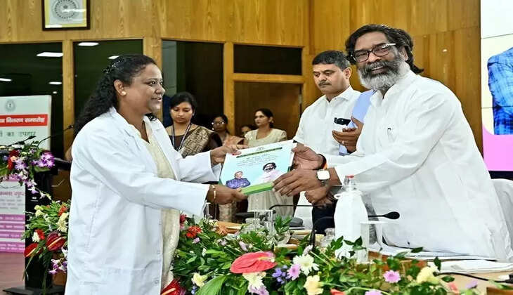 मुख्यमंत्री हेमंत सोरेन ने 365 कम्युनिटी हेल्थ ऑफिसर्स को सौंपे नियुक्ति पत्र