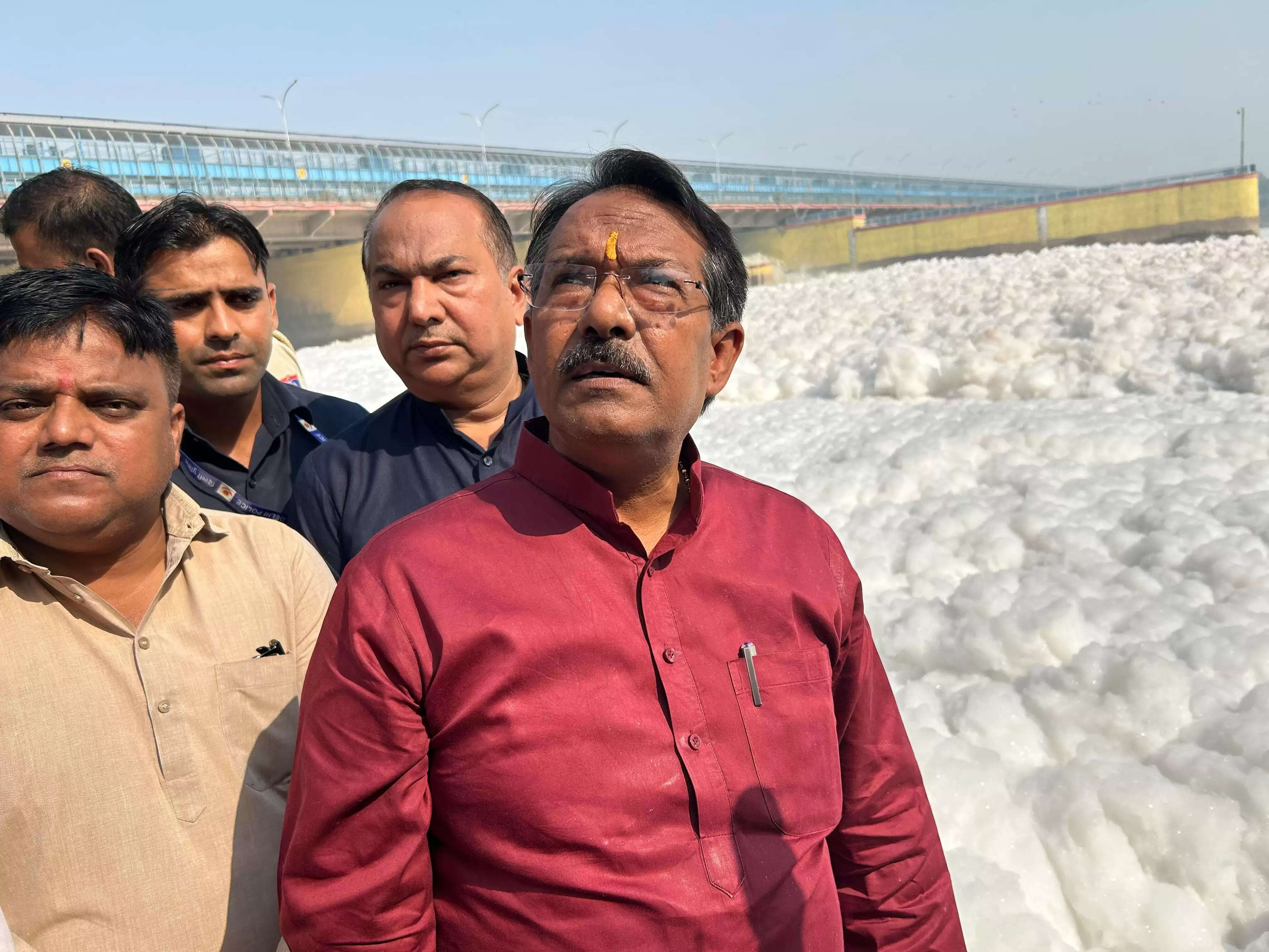हर्ष मल्होत्रा ने कालिन्दीकुंज में यमुना किनारे जाकर आतिशी मर्लेना सरकार के शासन में यमुना की बदहाली की पोल खोली