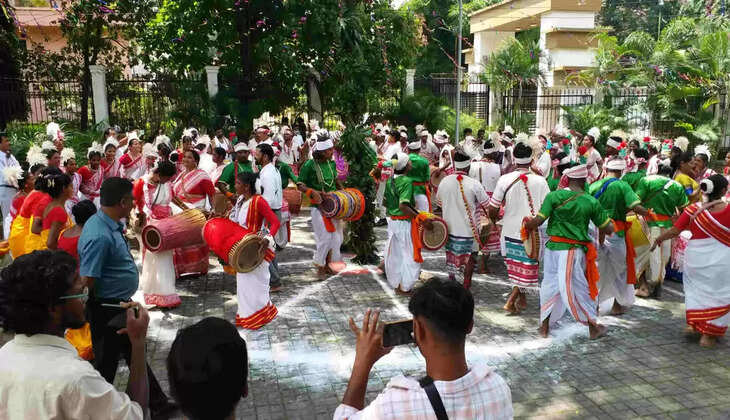 करमा पर्व के दौरान झूमते लोग