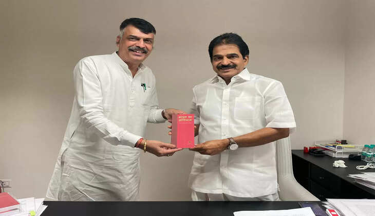 संविधान बचाओ मुहिम में जुटे राजेश ठाकुर, कांग्रेस नेतृत्व को सौंपी संविधान की प्रति