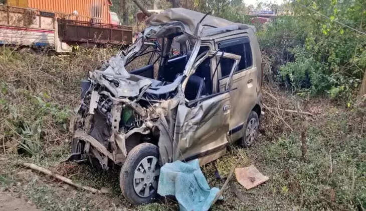 जमशेदपुर : शादी से लौटते वक्त भीषण सड़क हादसा, कार के परखच्चे उड़े, दो की दर्दनाक मौत