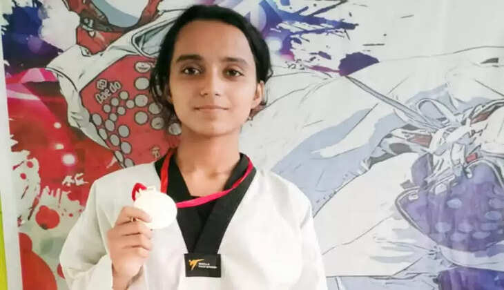 रिया जिसने राज्य स्तरीय पारा ताइक्वांडो प्रतियोगिता में जीता गोल्ड 