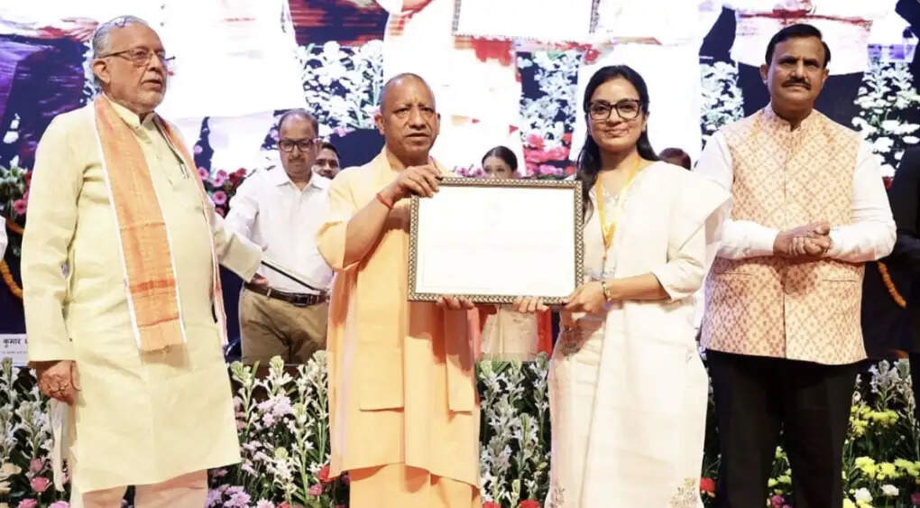 सीएम योगी ने 24 नवचयनित अभ्यर्थियों को सौंपे नियुक्ति पत्र, युवाओं के चेहरे पर दिखी नई उम्मीद