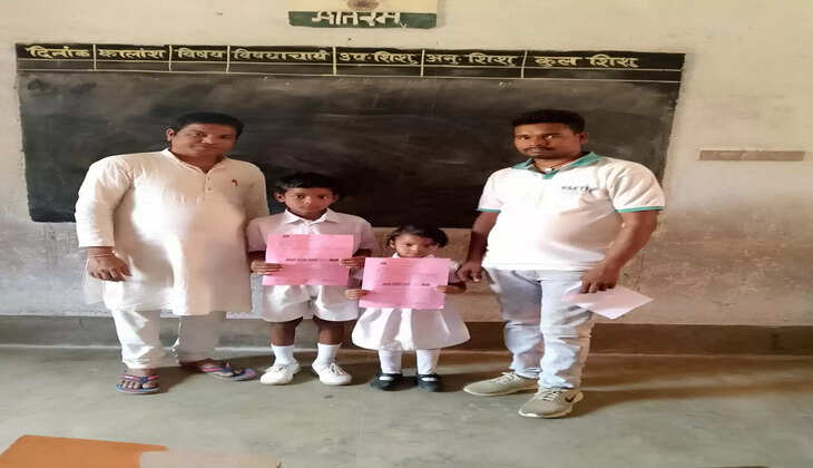 मधुगोड़ा : सरस्वती शिशु विद्या मंदिर के वार्षिक परीक्षाफल 2024 में बेहतर प्रदर्शन के लिए पूर्व छात्र रह चुके रंजीत कुमार महतो की बेटी ऐंज़ल कुमारी को किया गया सम्मानित