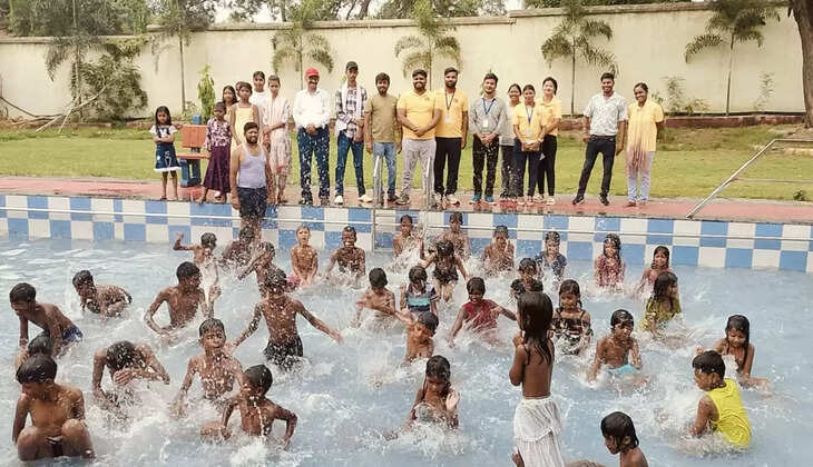 जमशेदपुर : नेचुरल स्माइल फाउंडेशन की अनूठी पहल, स्लम बस्ती के बच्चों ने स्विमिंग पूल में जमकर की मस्ती 