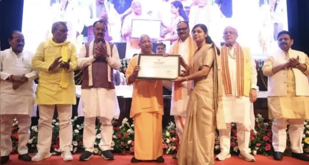 छह महीने में एक लाख युवाओं को सरकारी नौकरी देने का लक्ष्य: CM योगी, 3,572 नवचयनितों को मिले नियुक्ति पत्र