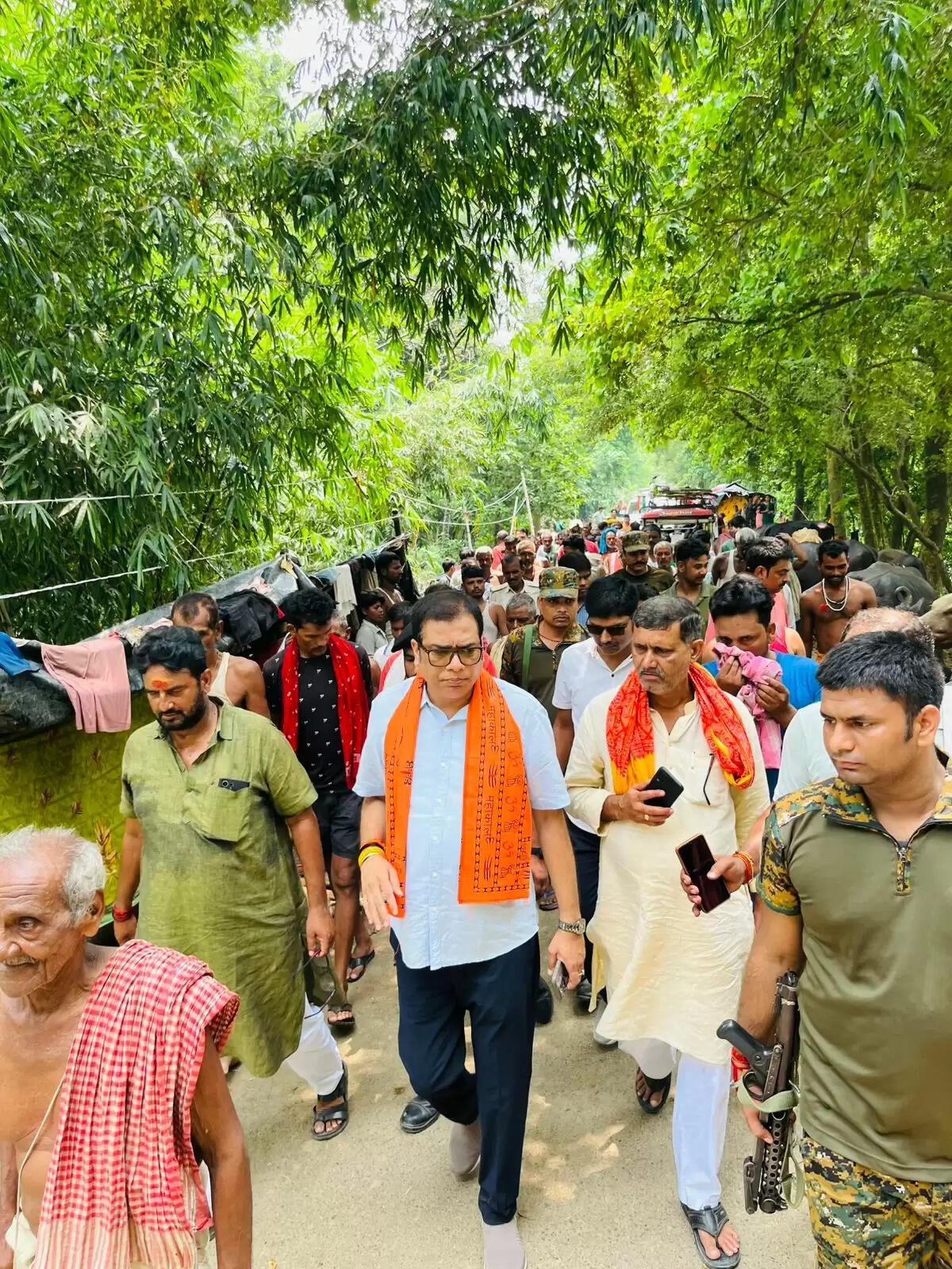 बाढ़ प्रभावित इलाकों का किया दौरा