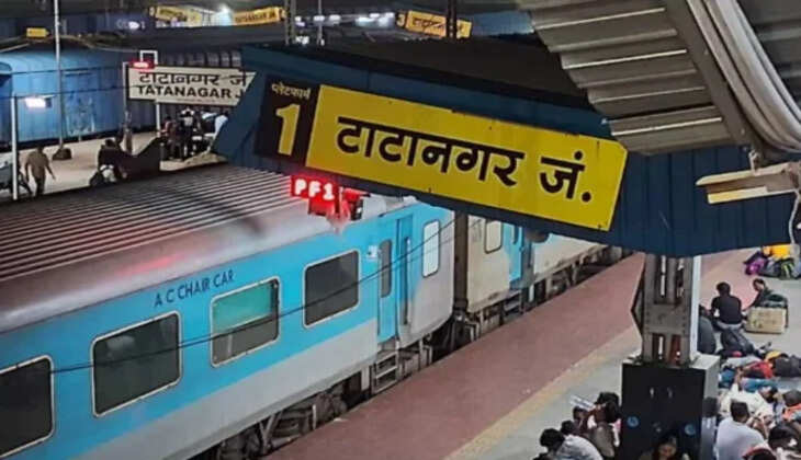 भारी बारिश से टाटानगर स्टेशन पर जलजमाव, दर्जनों ट्रेनें रद्द, कई के रूट बदले