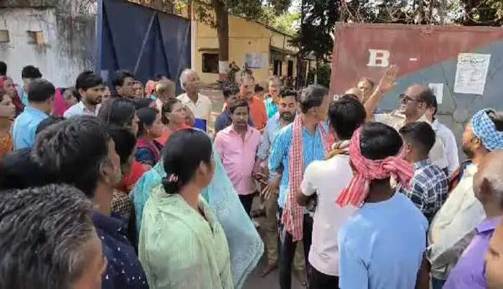 दिल्ली में संदिग्ध मौत के बाद परिजन शव लेकर पहुंचे धुर्वा थाना, न्याय की मांग