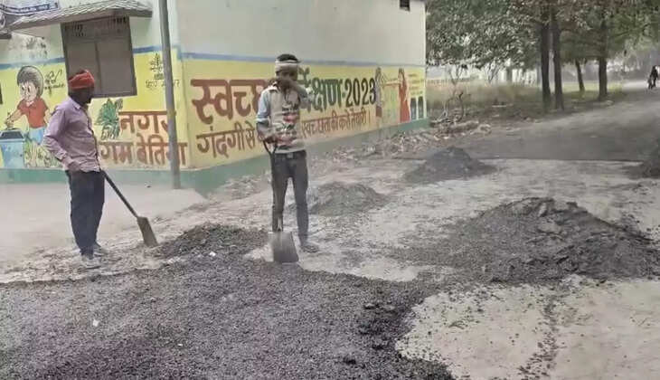 निगम की नाक के नीचे भ्रष्टाचार, बेतिया में रातों-रात बनी सड़क सुबह ही ढही- वार्ड 14 में ‘महाघटिया’ निर्माण पर हंगामा!