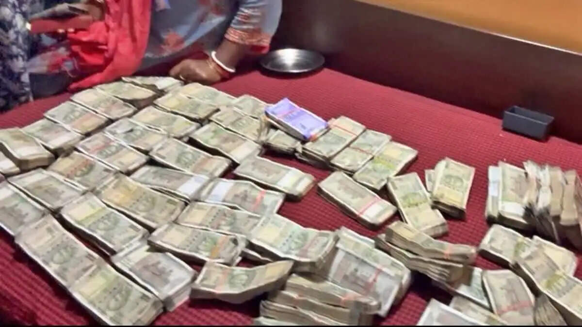 बिहार में भ्रष्टाचार के खिलाफ विशेष निगरानी इकाई की बड़ी कार्रवाई सामने आई है. विशेष निगरानी इकाई ने लघु जल संसाधन विभाग के बांका प्रमंडल के कार्यपालक अभियंता हरेन्द्र कुमार के खिलाफ आय से अधिक संपत्ति अर्जित करने के मामले में प्राथमिकी दर्ज की है. कांड संख्या 23/2026 के तहत सोमवार को मामला दर्ज किए जाने के बाद मंगलवार को निगरानी की टीम ने हरेन्द्र कुमार से जुड़े चार ठिकानों पर एक साथ तलाशी अभियान शुरू किया है.  ईओयू के इंस्पेक्टर कुणाल कुमार ने बताया कि कार्यपालक अभियंता हरेंद्र कुमार के खिलाफ आय से अधिक संपत्ति अर्जित करने का मामला दर्ज हुआ था. इसी मामले को लेकर टीम बांका पहुंची है. छानबीन की जा रही है. निगरानी की कार्रवाई बांका के अलावे पटना और वैशाली में भी की जा रही है. जांच एजेंसी की टीम जिन चार स्थानों पर तलाशी ले रही है, उनमें बांका स्थित लघु जल संसाधन विभाग के कार्यपालक अभियंता का कार्यालय, पटना के पत्रकार नगर थाना क्षेत्र स्थित महावीर नगर का जनक नंदिनी अपार्टमेंट, बेऊर चौराहा स्थित छह मंजिला मकान और वैशाली जिले के पातेपुर थाना क्षेत्र का सिमरवारा गांव शामिल है.  निगरानी टीम ने कार्यपालक अभियंता हरेन्द्र कुमार को उनके सरकारी आवास से हिरासत में लिया है. इसके बाद उनके अलग-अलग ठिकानों पर तलाशी की कार्रवाई शुरू की गई. पटना स्थित उनके आवास से नकदी और काफी मात्रा में गहने मिलने की जानकारी सामने आई है. इसके अलावा तलाशी के दौरान महंगी घड़ियां भी बरामद होने की बात कही जा रही है. बरामद नकदी की गिनती के लिए छह लोगों की टीम को लगाया गया है. हरेन्द्र कुमार की पोस्टिंग करीब एक महीने पहले ही लघु जल संसाधन विभाग के बांका प्रमंडल में कार्यपालक अभियंता के पद पर हुई थी. इससे पहले वह गया में पदस्थापित थे. बताया जा रहा है कि गया में कार्यरत रहने के दौरान ही उनके खिलाफ किसी व्यक्ति ने निगरानी विभाग में शिकायत की थी. शिकायत के आधार पर निगरानी ने मामले की जांच शुरू की और आय से अधिक संपत्ति से जुड़े तथ्यों की पड़ताल की गई.  जांच के क्रम में विशेष निगरानी इकाई ने हरेन्द्र कुमार के खिलाफ आय से अधिक संपत्ति अर्जित करने का मामला दर्ज किया है. इसके बाद मंगलवार को उनके चार ठिकानों पर एक साथ तलाशी अभियान चलाया जा रहा है. निगरानी टीम द्वारा घर और कार्यालय में मौजूद दस्तावेजों, वित्तीय रिकॉर्ड और अन्य संपत्तियों से जुड़े कागजात की जांच की जा रही है. आय से अधिक संपत्ति के मामलों में जांच एजेंसी संबंधित अधिकारी की वैध आय, उसके खर्च और उसके नाम या उससे जुड़े लोगों के नाम पर अर्जित संपत्तियों का मिलान करती है. इस दौरान बैंक खातों, जमीन और मकान से संबंधित दस्तावेज, निवेश, आभूषण, नकदी और अन्य वित्तीय रिकॉर्ड की जांच की जाती है.  फिलहाल निगरानी की तलाशी कार्रवाई जारी है. टीम द्वारा सभी ठिकानों से बरामद नकदी, आभूषण, दस्तावेज और अन्य सामान का आकलन किया जा रहा है. तलाशी पूरी होने के बाद बरामद संपत्ति और अन्य साक्ष्यों के संबंध में विशेष निगरानी इकाई की ओर से विस्तृत जानकारी सामने आने की उम्मीद है.
