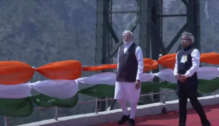 पीएम मोदी ने चिनाब रेल पुल और अंजी पुल का किया उद्घाटन, वंदे भारत को दिखाई हरी झंडी