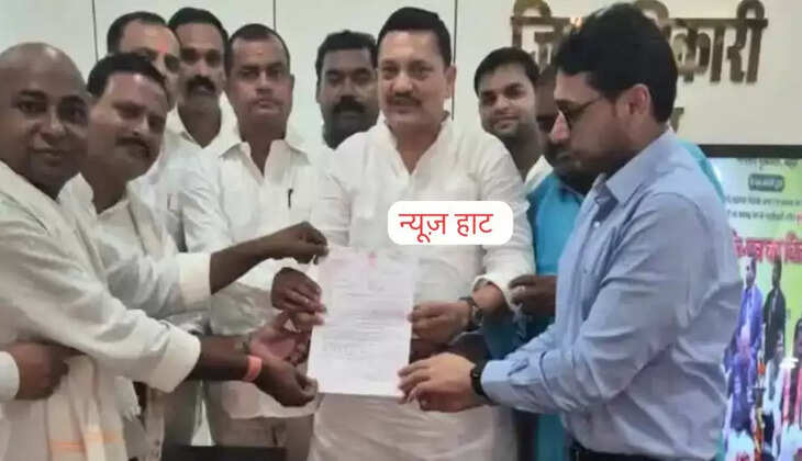 बाढ़ राहत राशि को लेकर भोजपुर DM से मिले मुखिया प्रतिनिधिमंडल, जदयू नेता छोटू सिंह ने सौंपा ज्ञापन