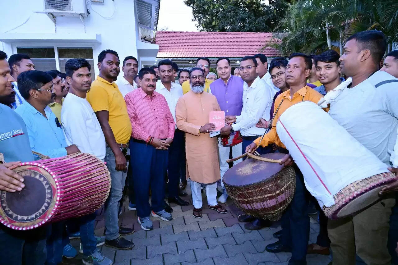 झारखंड पुलिस एसोसिएशन के प्रतिनिधियों ने मुख्यमंत्री हेमंत सोरेन से की शिष्टाचार भेंट