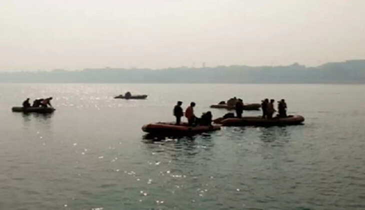 मनेर में पलटी नाव