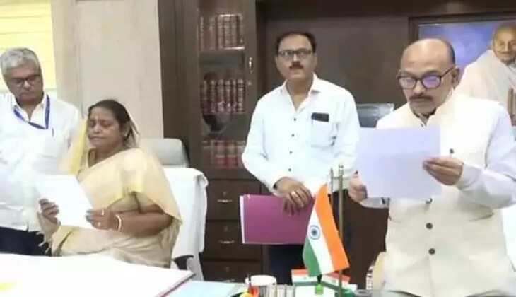 Ranchi: विधानसभा स्पीकर रवींद्रनाथ महतो ने  मंत्री बेबी देवी को विधायक के रूप में दिलायी शपथ