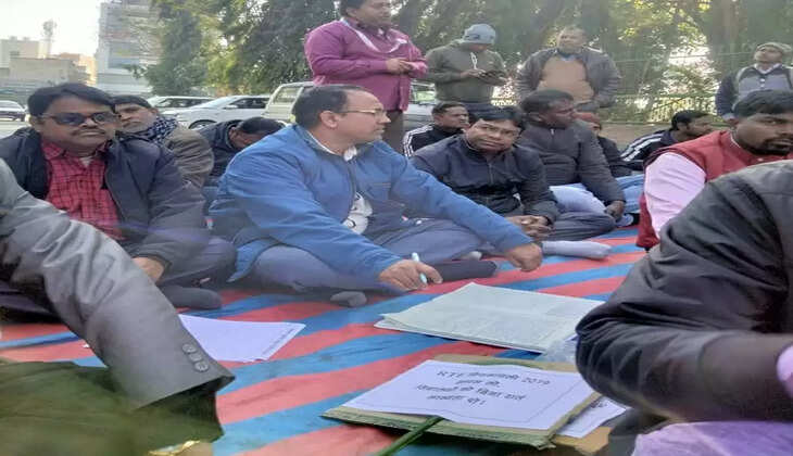 राजभवन के सामने निजी स्कूल संचालकों ने किया शांतिपूर्ण प्रदर्शन, ये है वजह 