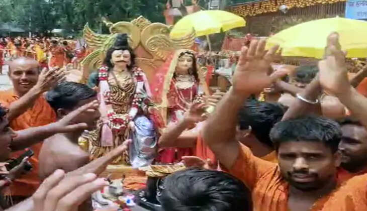 सावन में बाबा धाम में अनोखे कांवरों की धूम, श्रद्धालुओं के आकर्षण का केंद्र बना कोलकाता से आया दल