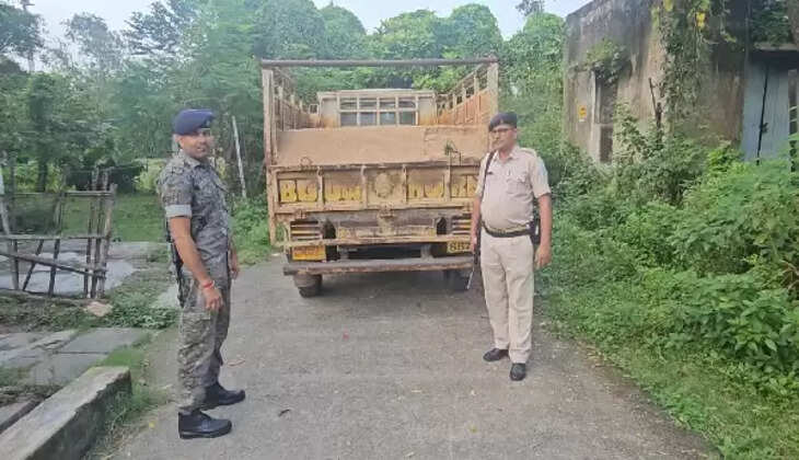 धनबाद में अवैध बालू खनन पर प्रशासन की कड़ी कार्रवाई, चार ट्रक जब्त